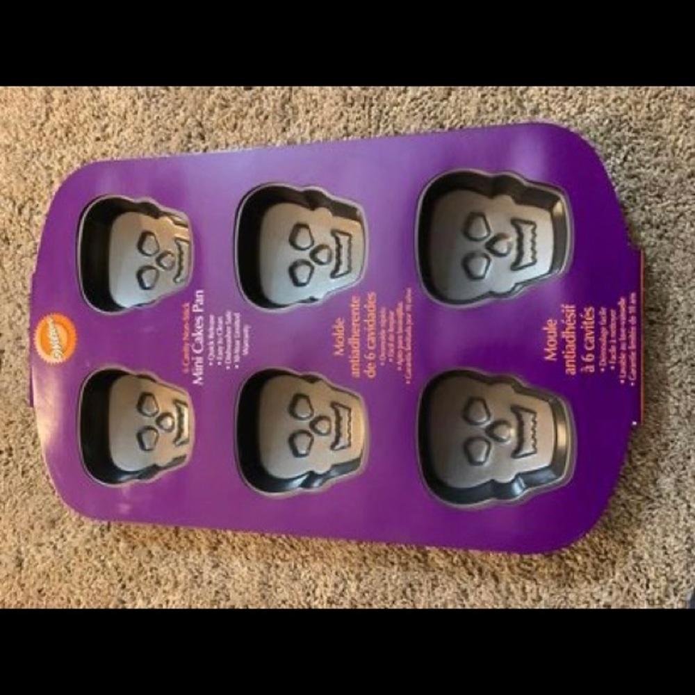 Skull Mini Cake Pan Wilton